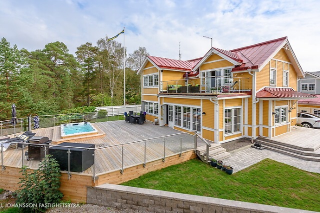 Modern Grosshandlarvilla på Dalarö med swimspa på terassen, härliga ytor både inomhus och utomhus